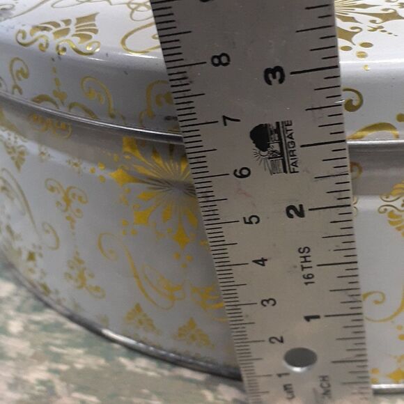 3 pc set of vintage round tins featuring elaborate ladies from the past. - Picture 12 of 12